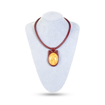 Колье из янтаря на коже купить