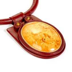 Колье из янтаря на коже